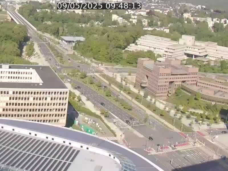Webcam sur l'avenue John Fitzgerald Kennedy (N51) avec vue sur le Pont rouge (Pont Grande Duchesse Charlotte), l'arrêt Pfaffenthal et l'entrée du quartier Kirchberg