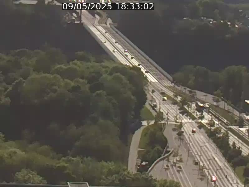 Webcam sur l'avenue John Fitzgerald Kennedy (N51) avec vue sur le Pont rouge (Pont Grande Duchesse Charlotte), l'arrêt Pfaffenthal et l'entrée du quartier Kirchberg