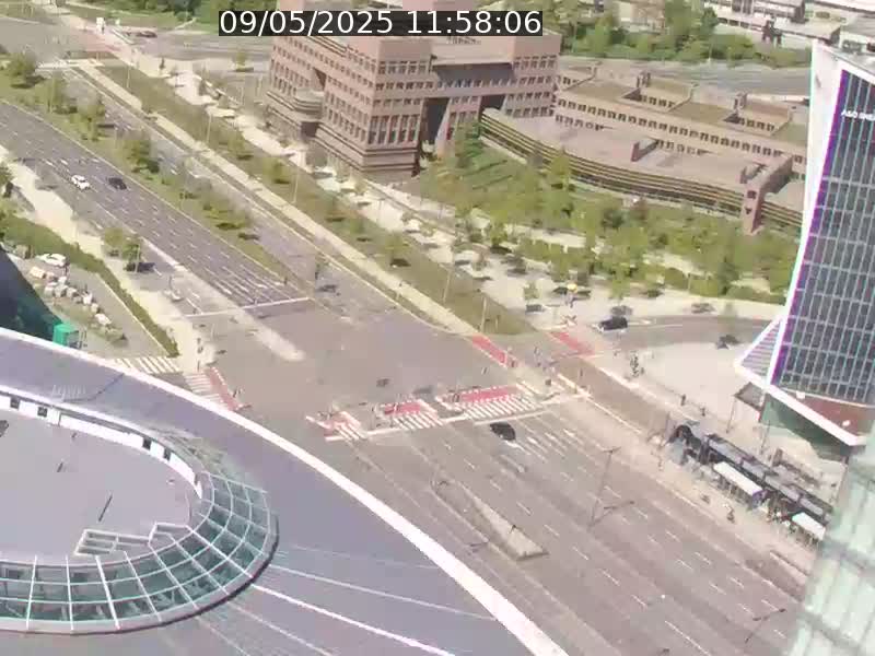 Webcam sur l'avenue John Fitzgerald Kennedy (N51) avec vue sur le Pont rouge (Pont Grande Duchesse Charlotte), l'arrêt Pfaffenthal et l'entrée du quartier Kirchberg
