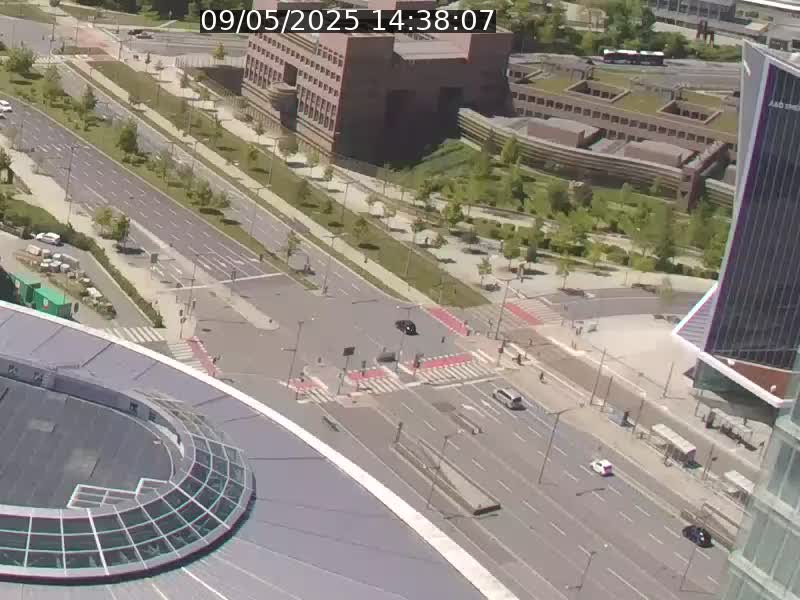 Webcam sur l'avenue John Fitzgerald Kennedy (N51) avec vue sur le Pont rouge (Pont Grande Duchesse Charlotte), l'arrêt Pfaffenthal et l'entrée du quartier Kirchberg