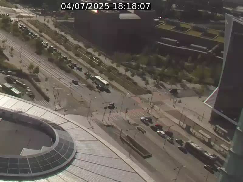 Webcam sur l'avenue John Fitzgerald Kennedy (N51) avec vue sur le Pont rouge (Pont Grande Duchesse Charlotte), l'arrêt Pfaffenthal et l'entrée du quartier Kirchberg