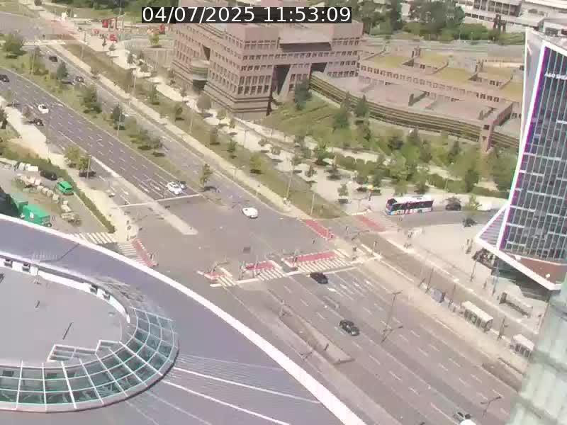 Webcam sur l'avenue John Fitzgerald Kennedy (N51) avec vue sur le Pont rouge (Pont Grande Duchesse Charlotte), l'arrêt Pfaffenthal et l'entrée du quartier Kirchberg
