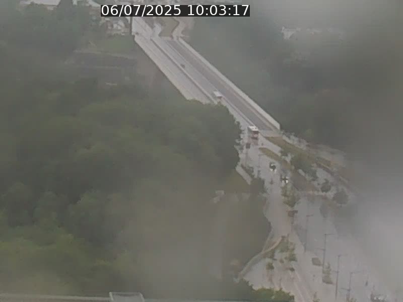 Webcam sur l'avenue John Fitzgerald Kennedy (N51) avec vue sur le Pont rouge (Pont Grande Duchesse Charlotte), l'arrêt Pfaffenthal et l'entrée du quartier Kirchberg