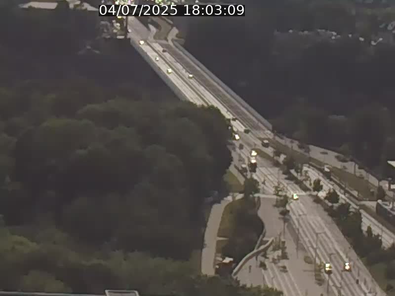 Webcam sur l'avenue John Fitzgerald Kennedy (N51) avec vue sur le Pont rouge (Pont Grande Duchesse Charlotte), l'arrêt Pfaffenthal et l'entrée du quartier Kirchberg
