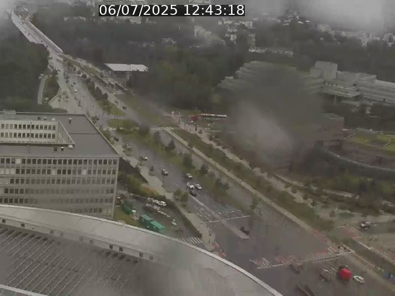 Webcam sur l'avenue John Fitzgerald Kennedy (N51) avec vue sur le Pont rouge (Pont Grande Duchesse Charlotte), l'arrêt Pfaffenthal et l'entrée du quartier Kirchberg