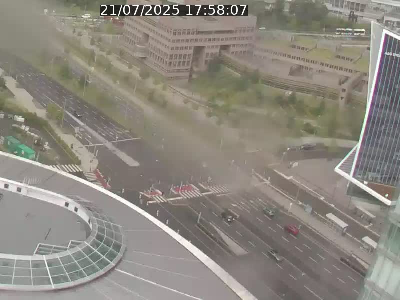 Webcam sur l'avenue John Fitzgerald Kennedy (N51) avec vue sur le Pont rouge (Pont Grande Duchesse Charlotte), l'arrêt Pfaffenthal et l'entrée du quartier Kirchberg