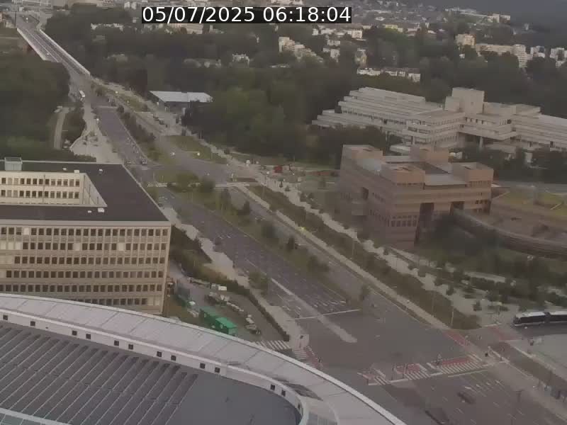 Webcam sur l'avenue John Fitzgerald Kennedy (N51) avec vue sur le Pont rouge (Pont Grande Duchesse Charlotte), l'arrêt Pfaffenthal et l'entrée du quartier Kirchberg
