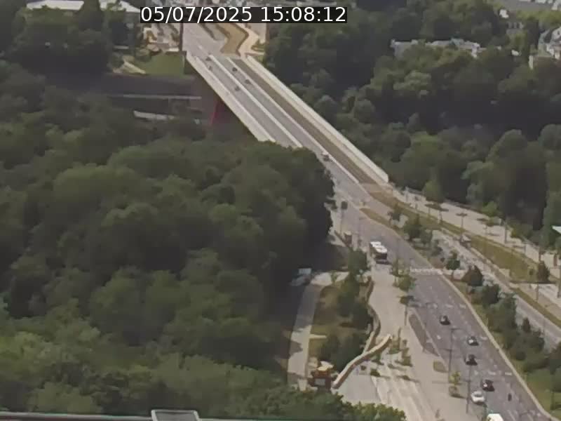 Webcam sur l'avenue John Fitzgerald Kennedy (N51) avec vue sur le Pont rouge (Pont Grande Duchesse Charlotte), l'arrêt Pfaffenthal et l'entrée du quartier Kirchberg