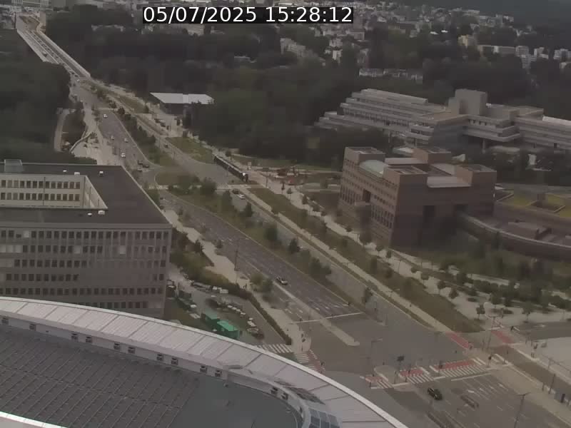 Webcam sur l'avenue John Fitzgerald Kennedy (N51) avec vue sur le Pont rouge (Pont Grande Duchesse Charlotte), l'arrêt Pfaffenthal et l'entrée du quartier Kirchberg