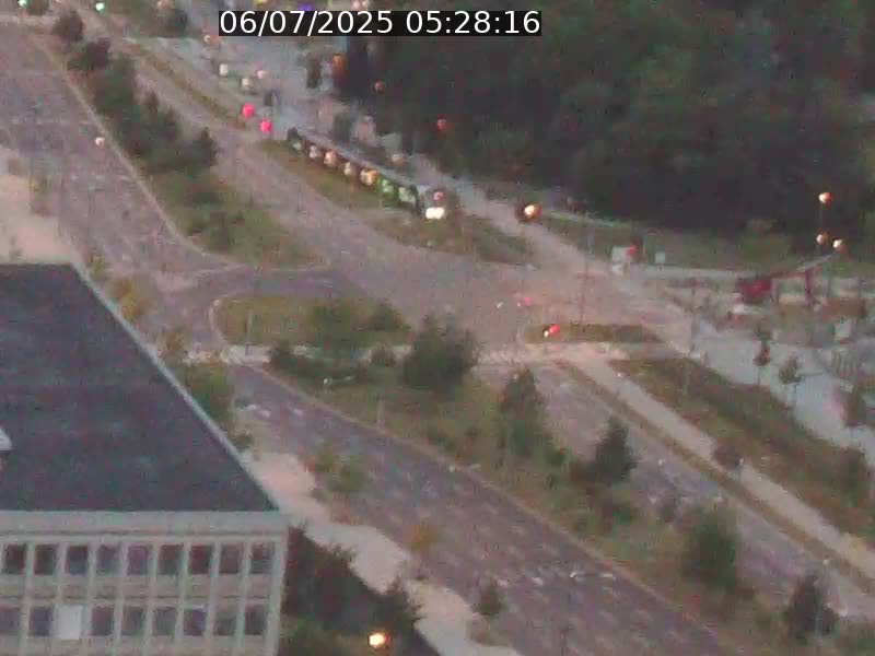 Webcam sur l'avenue John Fitzgerald Kennedy (N51) avec vue sur le Pont rouge (Pont Grande Duchesse Charlotte), l'arrêt Pfaffenthal et l'entrée du quartier Kirchberg