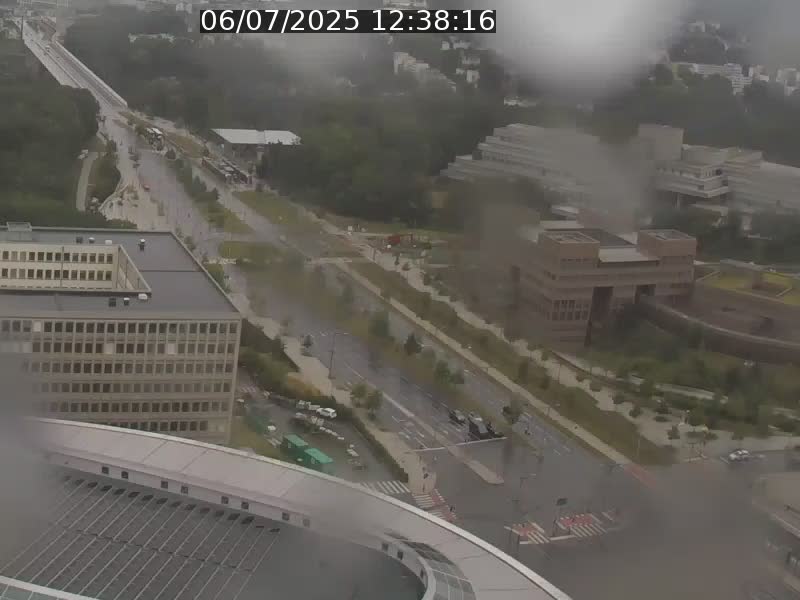 Webcam sur l'avenue John Fitzgerald Kennedy (N51) avec vue sur le Pont rouge (Pont Grande Duchesse Charlotte), l'arrêt Pfaffenthal et l'entrée du quartier Kirchberg