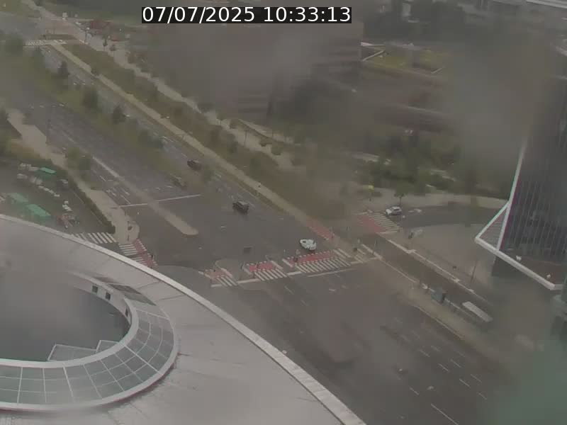 Webcam sur l'avenue John Fitzgerald Kennedy (N51) avec vue sur le Pont rouge (Pont Grande Duchesse Charlotte), l'arrêt Pfaffenthal et l'entrée du quartier Kirchberg