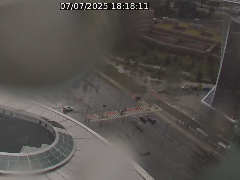 Webcam sur l'avenue John Fitzgerald Kennedy (N51) avec vue sur le Pont rouge (Pont Grande Duchesse Charlotte), l'arrêt Pfaffenthal et l'entrée du quartier Kirchberg