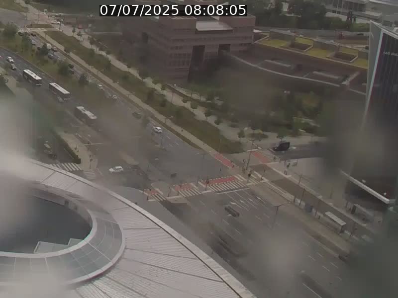 Webcam sur l'avenue John Fitzgerald Kennedy (N51) avec vue sur le Pont rouge (Pont Grande Duchesse Charlotte), l'arrêt Pfaffenthal et l'entrée du quartier Kirchberg