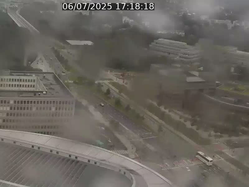 Webcam sur l'avenue John Fitzgerald Kennedy (N51) avec vue sur le Pont rouge (Pont Grande Duchesse Charlotte), l'arrêt Pfaffenthal et l'entrée du quartier Kirchberg
