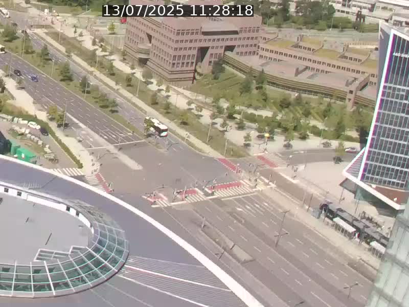 Webcam sur l'avenue John Fitzgerald Kennedy (N51) avec vue sur le Pont rouge (Pont Grande Duchesse Charlotte), l'arrêt Pfaffenthal et l'entrée du quartier Kirchberg