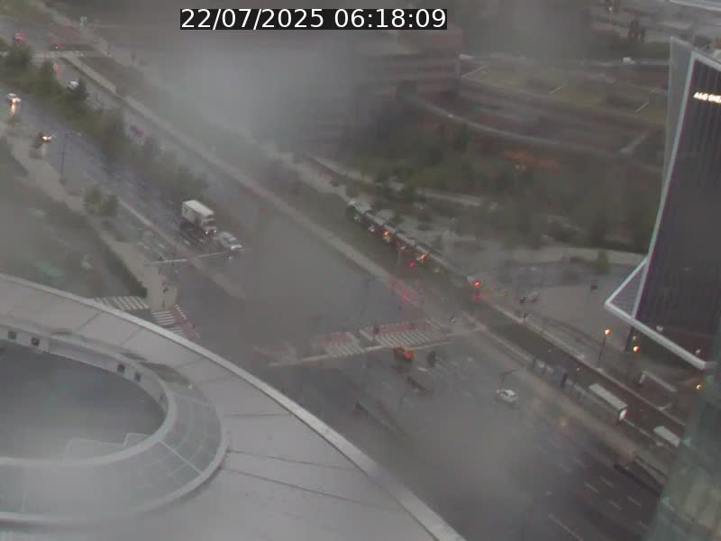 Webcam sur l'avenue John Fitzgerald Kennedy (N51) avec vue sur le Pont rouge (Pont Grande Duchesse Charlotte), l'arrêt Pfaffenthal et l'entrée du quartier Kirchberg