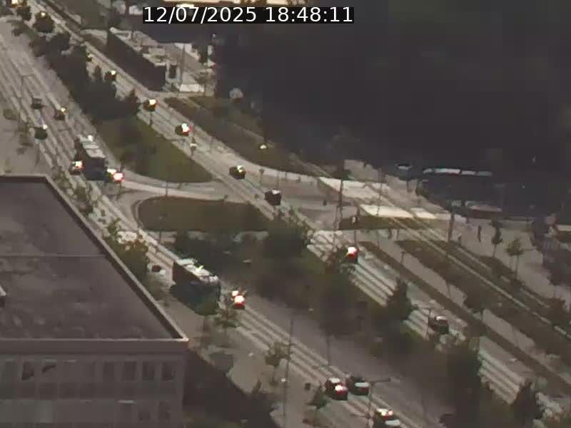 Webcam sur l'avenue John Fitzgerald Kennedy (N51) avec vue sur le Pont rouge (Pont Grande Duchesse Charlotte), l'arrêt Pfaffenthal et l'entrée du quartier Kirchberg