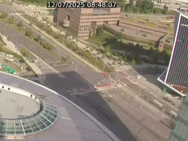 Webcam sur l'avenue John Fitzgerald Kennedy (N51) avec vue sur le Pont rouge (Pont Grande Duchesse Charlotte), l'arrêt Pfaffenthal et l'entrée du quartier Kirchberg