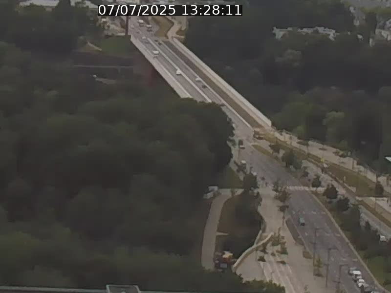 Webcam sur l'avenue John Fitzgerald Kennedy (N51) avec vue sur le Pont rouge (Pont Grande Duchesse Charlotte), l'arrêt Pfaffenthal et l'entrée du quartier Kirchberg