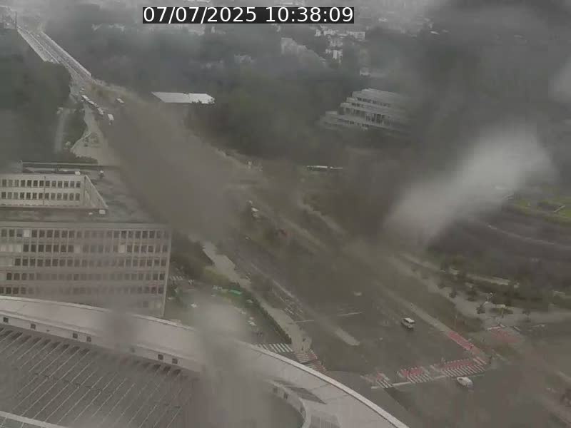 Webcam sur l'avenue John Fitzgerald Kennedy (N51) avec vue sur le Pont rouge (Pont Grande Duchesse Charlotte), l'arrêt Pfaffenthal et l'entrée du quartier Kirchberg