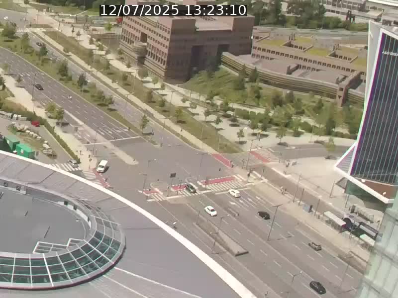Webcam sur l'avenue John Fitzgerald Kennedy (N51) avec vue sur le Pont rouge (Pont Grande Duchesse Charlotte), l'arrêt Pfaffenthal et l'entrée du quartier Kirchberg