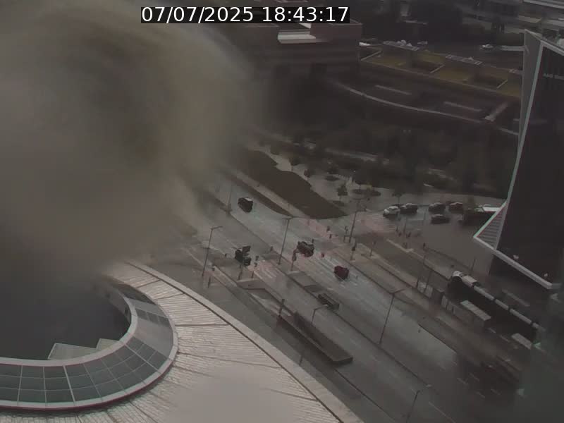 Webcam sur l'avenue John Fitzgerald Kennedy (N51) avec vue sur le Pont rouge (Pont Grande Duchesse Charlotte), l'arrêt Pfaffenthal et l'entrée du quartier Kirchberg