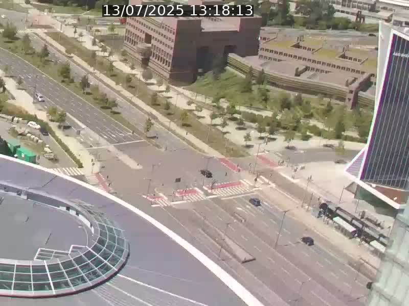 Webcam sur l'avenue John Fitzgerald Kennedy (N51) avec vue sur le Pont rouge (Pont Grande Duchesse Charlotte), l'arrêt Pfaffenthal et l'entrée du quartier Kirchberg
