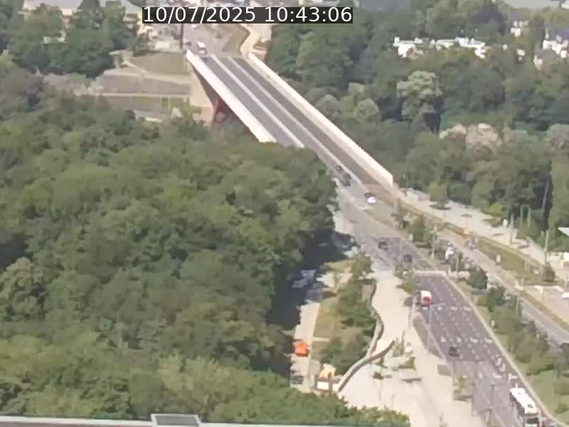 Webcam sur l'avenue John Fitzgerald Kennedy (N51) avec vue sur le Pont rouge (Pont Grande Duchesse Charlotte), l'arrêt Pfaffenthal et l'entrée du quartier Kirchberg