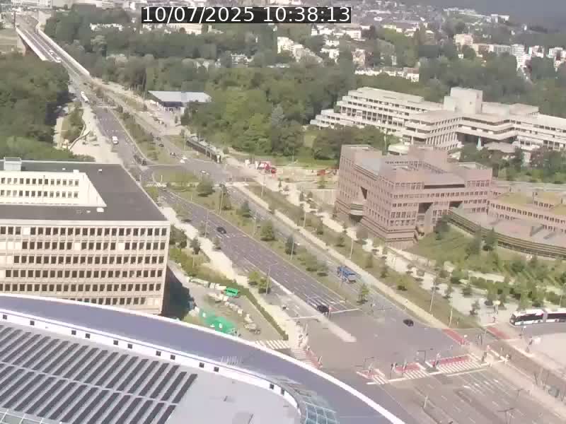 Webcam sur l'avenue John Fitzgerald Kennedy (N51) avec vue sur le Pont rouge (Pont Grande Duchesse Charlotte), l'arrêt Pfaffenthal et l'entrée du quartier Kirchberg