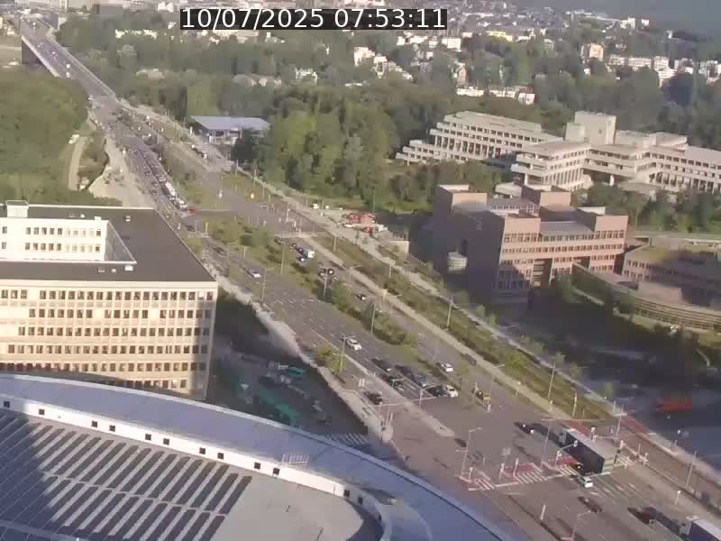 Webcam sur l'avenue John Fitzgerald Kennedy (N51) avec vue sur le Pont rouge (Pont Grande Duchesse Charlotte), l'arrêt Pfaffenthal et l'entrée du quartier Kirchberg
