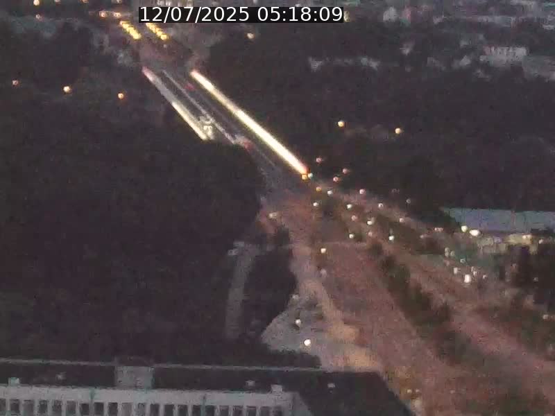 Webcam sur l'avenue John Fitzgerald Kennedy (N51) avec vue sur le Pont rouge (Pont Grande Duchesse Charlotte), l'arrêt Pfaffenthal et l'entrée du quartier Kirchberg