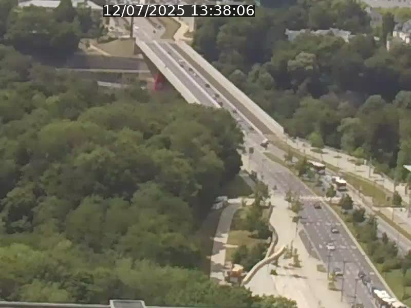 Webcam sur l'avenue John Fitzgerald Kennedy (N51) avec vue sur le Pont rouge (Pont Grande Duchesse Charlotte), l'arrêt Pfaffenthal et l'entrée du quartier Kirchberg