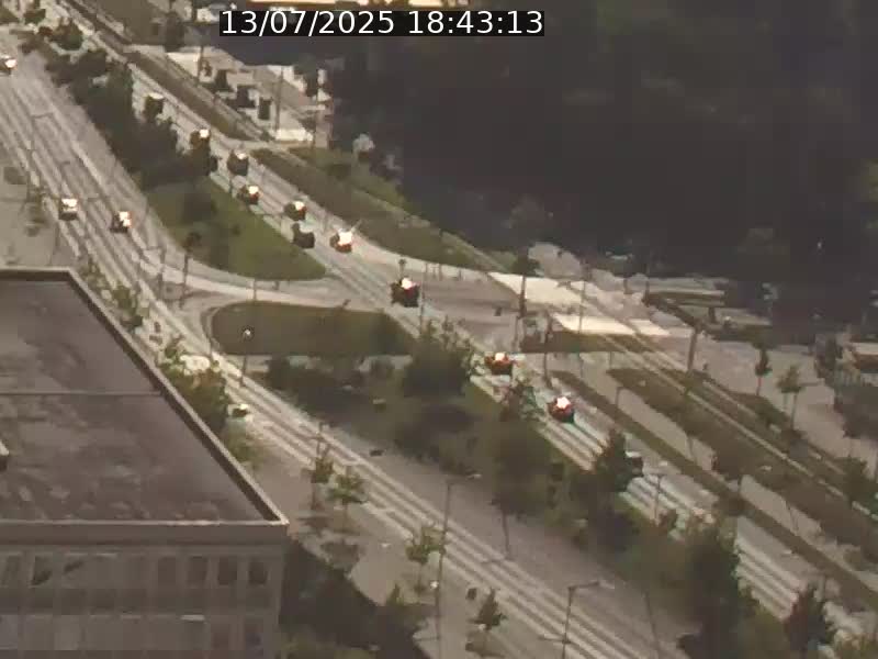 Webcam sur l'avenue John Fitzgerald Kennedy (N51) avec vue sur le Pont rouge (Pont Grande Duchesse Charlotte), l'arrêt Pfaffenthal et l'entrée du quartier Kirchberg