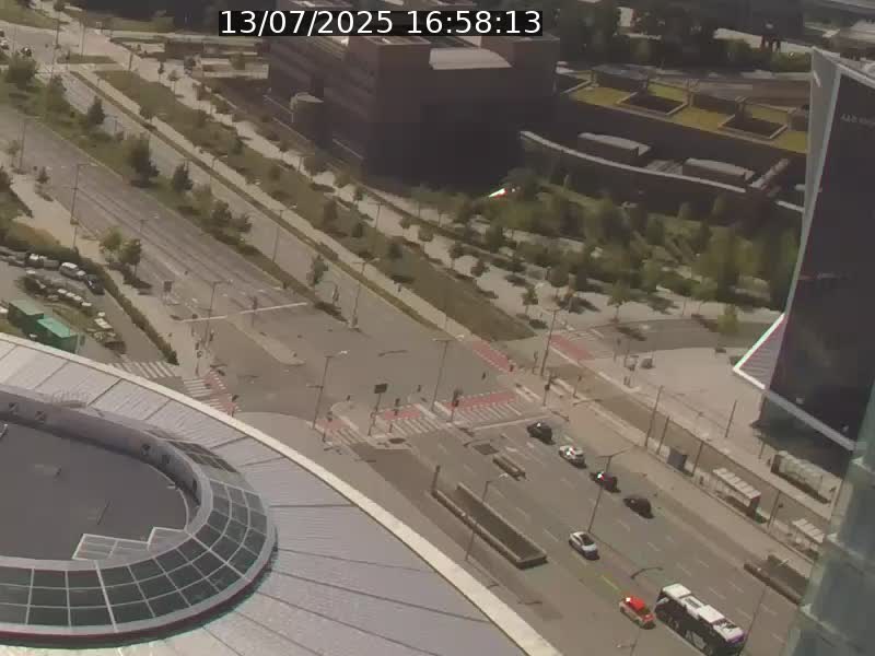 Webcam sur l'avenue John Fitzgerald Kennedy (N51) avec vue sur le Pont rouge (Pont Grande Duchesse Charlotte), l'arrêt Pfaffenthal et l'entrée du quartier Kirchberg