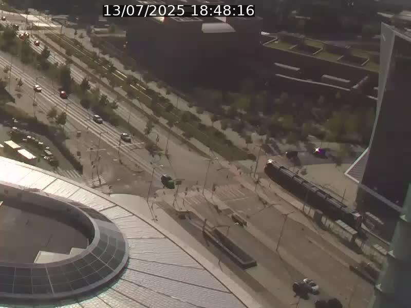 Webcam sur l'avenue John Fitzgerald Kennedy (N51) avec vue sur le Pont rouge (Pont Grande Duchesse Charlotte), l'arrêt Pfaffenthal et l'entrée du quartier Kirchberg