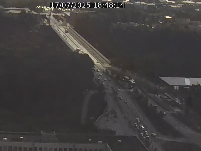 Webcam sur l'avenue John Fitzgerald Kennedy (N51) avec vue sur le Pont rouge (Pont Grande Duchesse Charlotte), l'arrêt Pfaffenthal et l'entrée du quartier Kirchberg