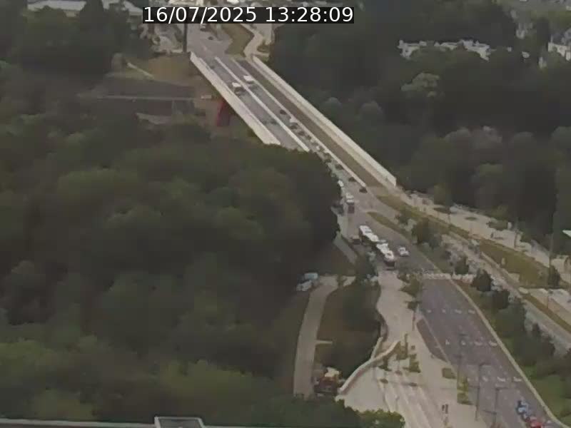 Webcam sur l'avenue John Fitzgerald Kennedy (N51) avec vue sur le Pont rouge (Pont Grande Duchesse Charlotte), l'arrêt Pfaffenthal et l'entrée du quartier Kirchberg