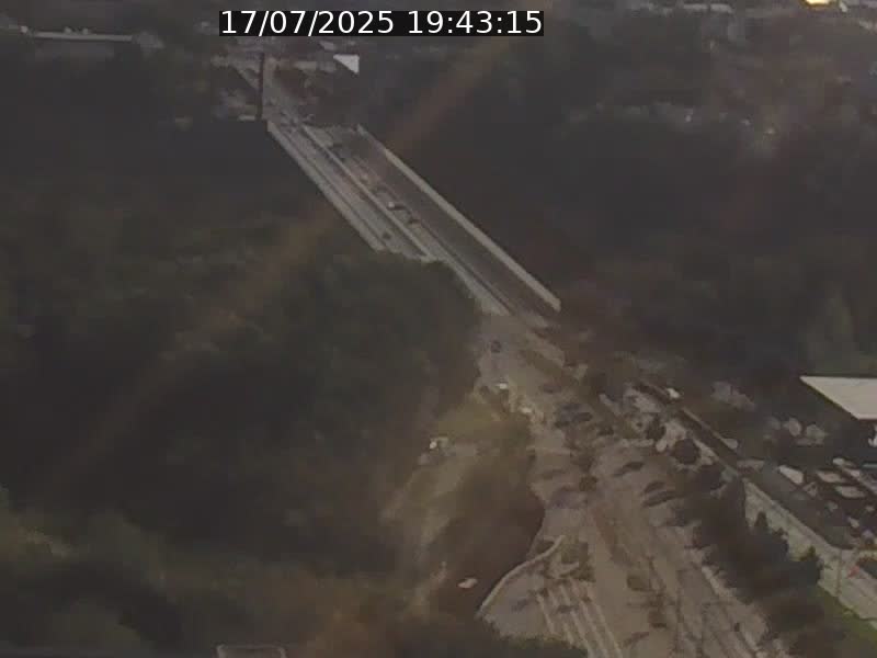 Webcam sur l'avenue John Fitzgerald Kennedy (N51) avec vue sur le Pont rouge (Pont Grande Duchesse Charlotte), l'arrêt Pfaffenthal et l'entrée du quartier Kirchberg