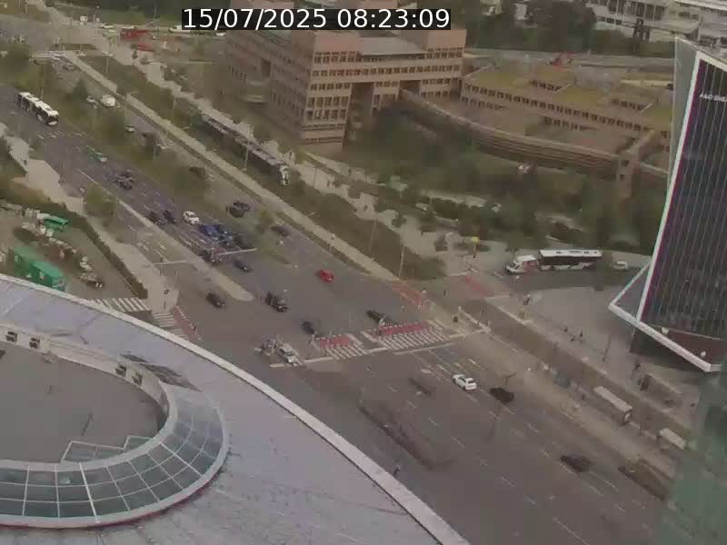 Webcam sur l'avenue John Fitzgerald Kennedy (N51) avec vue sur le Pont rouge (Pont Grande Duchesse Charlotte), l'arrêt Pfaffenthal et l'entrée du quartier Kirchberg