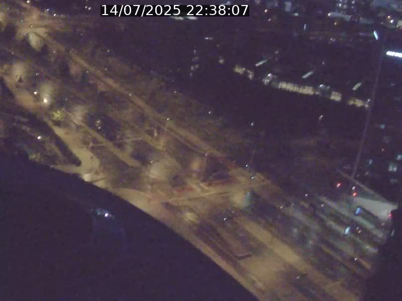 Webcam sur l'avenue John Fitzgerald Kennedy (N51) avec vue sur le Pont rouge (Pont Grande Duchesse Charlotte), l'arrêt Pfaffenthal et l'entrée du quartier Kirchberg