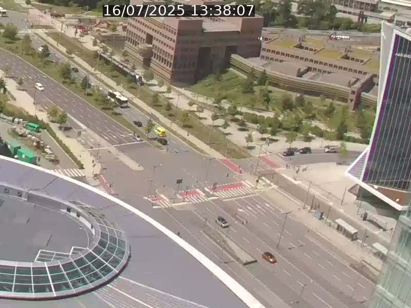 Webcam sur l'avenue John Fitzgerald Kennedy (N51) avec vue sur le Pont rouge (Pont Grande Duchesse Charlotte), l'arrêt Pfaffenthal et l'entrée du quartier Kirchberg