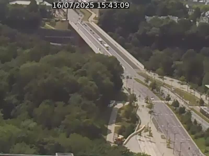 Webcam sur l'avenue John Fitzgerald Kennedy (N51) avec vue sur le Pont rouge (Pont Grande Duchesse Charlotte), l'arrêt Pfaffenthal et l'entrée du quartier Kirchberg