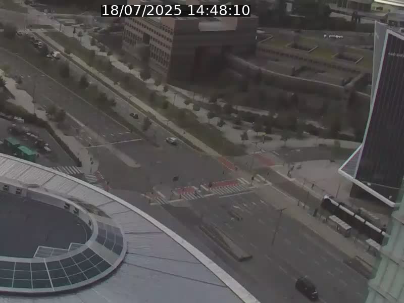 Webcam sur l'avenue John Fitzgerald Kennedy (N51) avec vue sur le Pont rouge (Pont Grande Duchesse Charlotte), l'arrêt Pfaffenthal et l'entrée du quartier Kirchberg