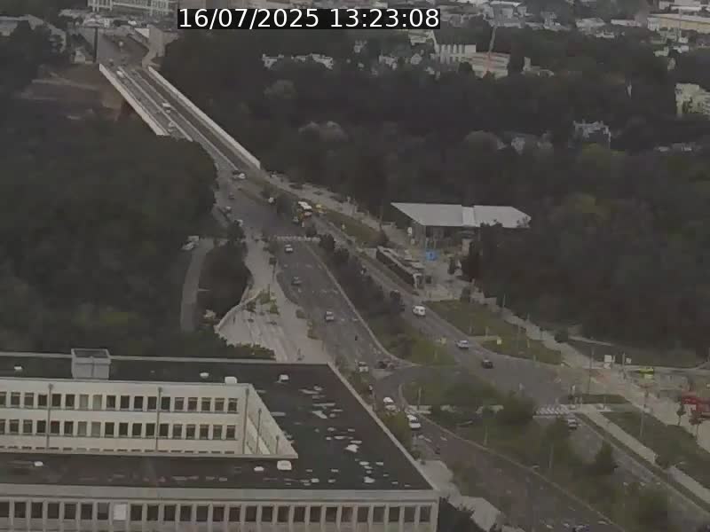 Webcam sur l'avenue John Fitzgerald Kennedy (N51) avec vue sur le Pont rouge (Pont Grande Duchesse Charlotte), l'arrêt Pfaffenthal et l'entrée du quartier Kirchberg
