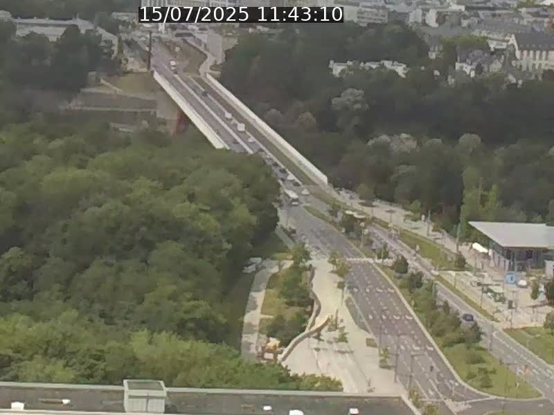 Webcam sur l'avenue John Fitzgerald Kennedy (N51) avec vue sur le Pont rouge (Pont Grande Duchesse Charlotte), l'arrêt Pfaffenthal et l'entrée du quartier Kirchberg