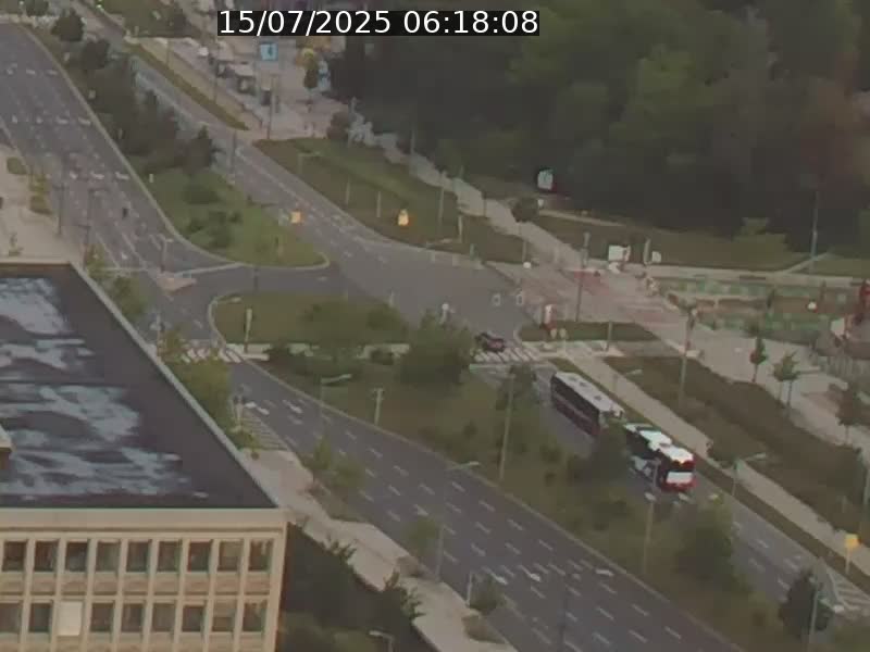 Webcam sur l'avenue John Fitzgerald Kennedy (N51) avec vue sur le Pont rouge (Pont Grande Duchesse Charlotte), l'arrêt Pfaffenthal et l'entrée du quartier Kirchberg