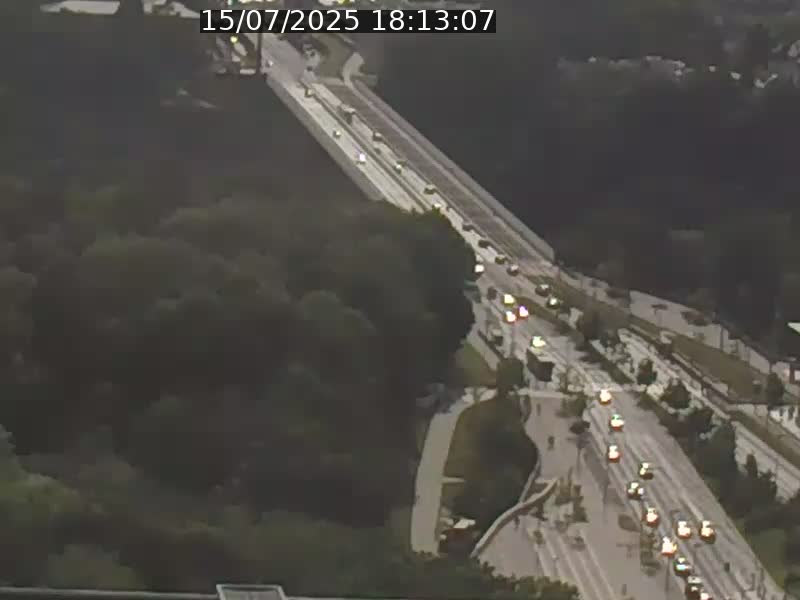 Webcam sur l'avenue John Fitzgerald Kennedy (N51) avec vue sur le Pont rouge (Pont Grande Duchesse Charlotte), l'arrêt Pfaffenthal et l'entrée du quartier Kirchberg