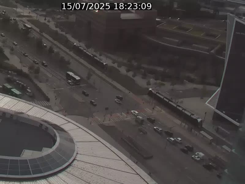 Webcam sur l'avenue John Fitzgerald Kennedy (N51) avec vue sur le Pont rouge (Pont Grande Duchesse Charlotte), l'arrêt Pfaffenthal et l'entrée du quartier Kirchberg