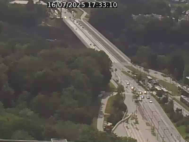 Webcam sur l'avenue John Fitzgerald Kennedy (N51) avec vue sur le Pont rouge (Pont Grande Duchesse Charlotte), l'arrêt Pfaffenthal et l'entrée du quartier Kirchberg